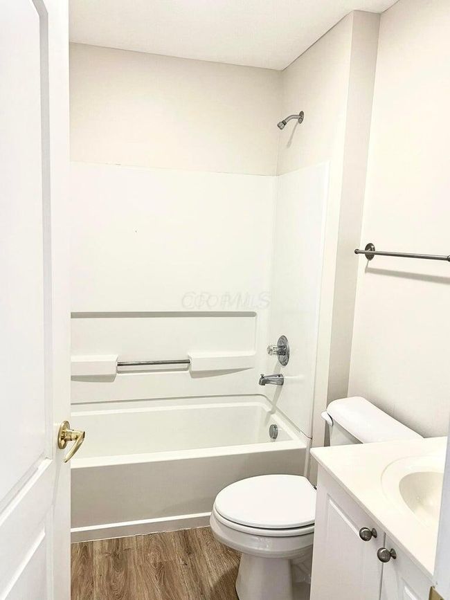 8061 Cranes Crossing Dr, Condo with 2 bedrooms, 2 bathrooms and null parking in Lewis Center OH | Image 10