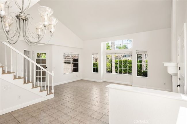 Spacious living area | Image 5