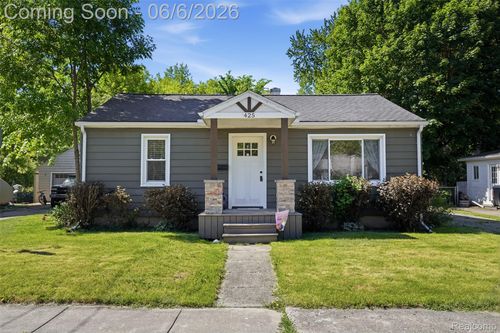 425 W Caroline St, Fenton, MI, 48430-2811 | Card Image