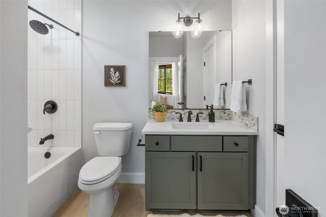 Bedroom 3 Ensuite bath. | Image 30