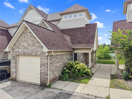 862 Amanda Ln, Pontiac, MI, 48340-1379 | Card Image