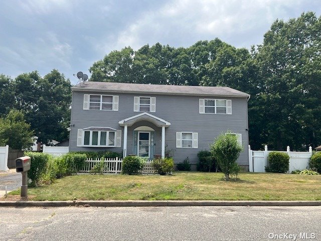Napoli Dr, Wheatley Heights, NY 11798