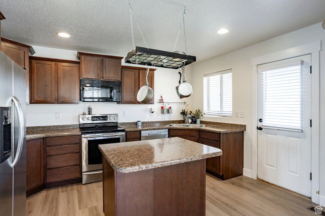 4043 E Oakland Hills Dr, Townhouse with 4 bedrooms, 4 bathrooms and 2 parking in Eagle Mountain UT | Image 9