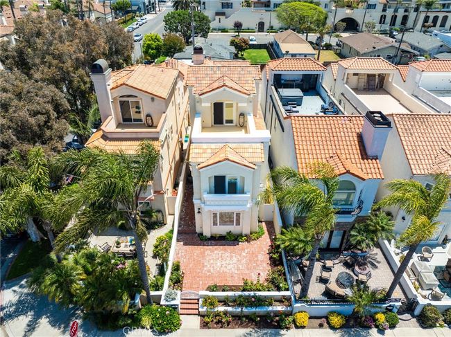 326 6 Th St, House other with 4 bedrooms, 5 bathrooms and 2 parking in Huntington Beach CA | Image 58