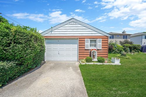7 Zemek St, Valley Stream, NY, 11580-2827 | Card Image