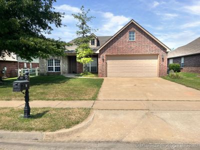 1950 W Woodbury Street, House other with 3 bedrooms, 2 bathrooms and null parking in Broken Arrow OK | Image 1