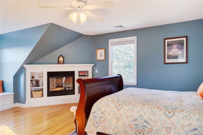 Bedroom 2 with fireplace 2nd floor | Image 24