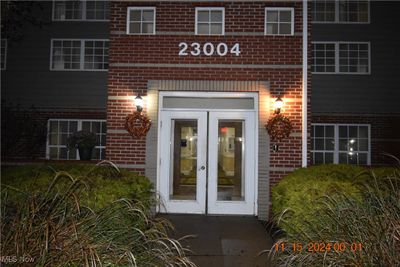 23004 Chandlers Lane, Condo with 2 bedrooms, 2 bathrooms and null parking in Olmsted Falls OH | Image 1