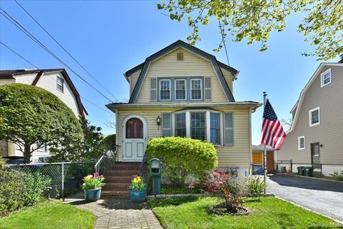 83 Cambridge St, Valley Stream, NY, 11581-1805 | Card Image