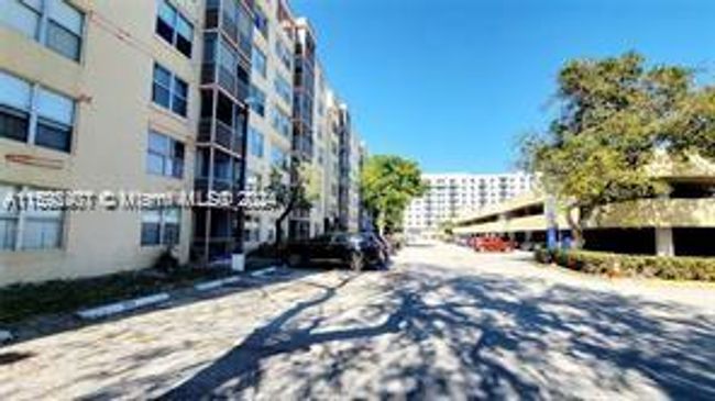 314 - 17890 W Dixie Hwy 314 Hwy, Condo with 2 bedrooms, 2 bathrooms and null parking in North Miami Beach FL | Image 2