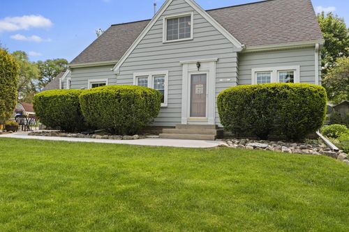 11203 W Potter Road, Wauwatosa, WI, 53226 | Card Image