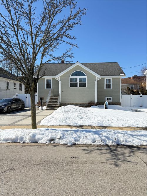 16 Sportsmans Ave, Freeport, NY, 11520-5006 | Card Image