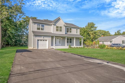 817 Pondview Rd, Riverhead, NY, 11901-2666 | Card Image