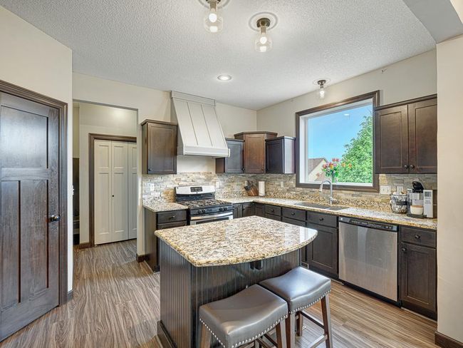 Casual meals, homework station, etc. | Image 15