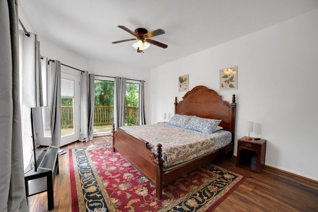 Bedroom with balcony overlooking pool | Image 20
