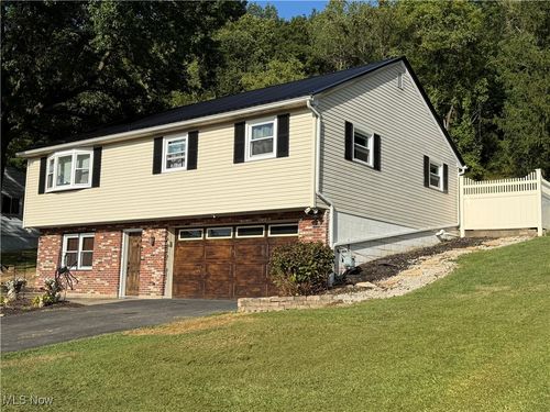 890 Green Dr, Coshocton, OH, 43812-2452 | Card Image
