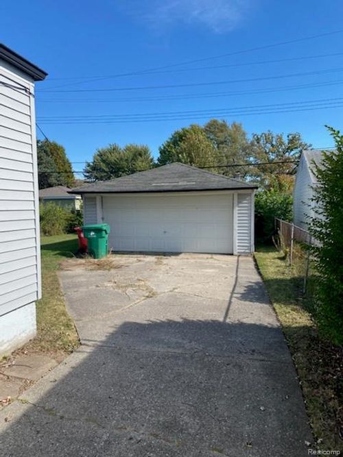 24512 Lexington Ave, Eastpointe, MI, 48021-1306 | Card Image