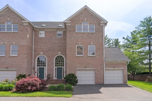 2-2 Governors Row, West Hartford, CT, 06117-1900 | Card Image