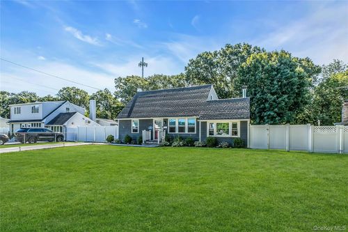 11 Joan Rd, Bay Shore, NY, 11706-3612 | Card Image