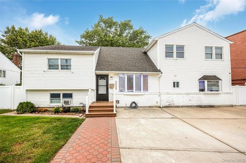 204 Bayside Ave, Oceanside, NY, 11572-2922 | Card Image