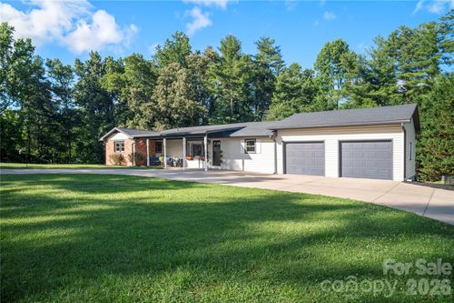 98 N Pinecrest Ln, Hendersonville, NC, 28739-6800 | Card Image