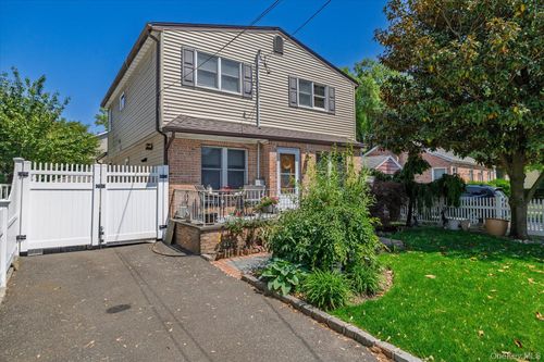 212 Gordon Ave, Westbury, NY, 11590-4122 | Card Image