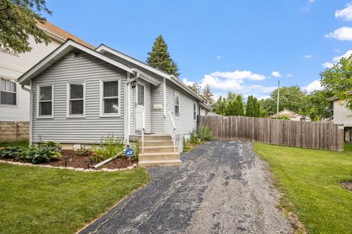 19 S Park St, Westmont, IL, 60559-1843 | Card Image
