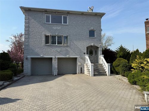 33 Willow Wood Ct, East Rutherford, NJ, 07073-1228 | Card Image