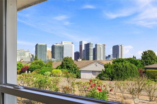 9810 Vineyard Crst, Bellevue, WA, 98004-4050 | Card Image