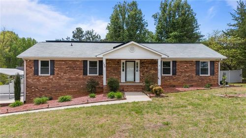 154 Applegate Rd, Kernersville, NC, 27284-2303 | Card Image