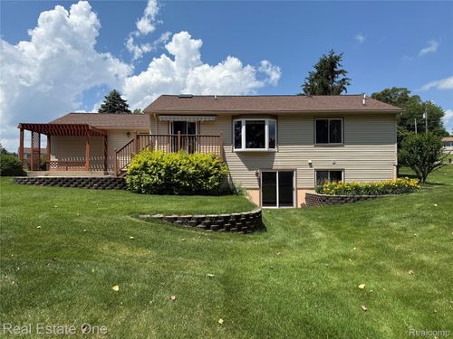 4074 Loch Dr, Highland, MI, 48357-2234 | Card Image