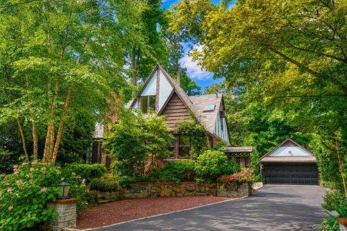 3 Crestwood Pl, Great Neck, NY, 11024-1601 | Card Image