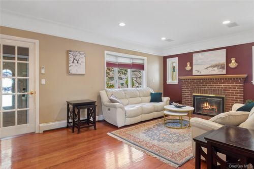 95 Liberty Blvd, Valley Stream, NY, 11580-5021 | Card Image