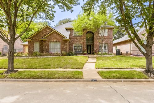 2802 Park Run Dr, Arlington, TX, 76016-6421 | Card Image