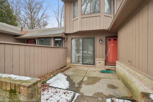 8-1018 Oak Pointe Dr, Waterford, MI, 48327-1625 | Card Image