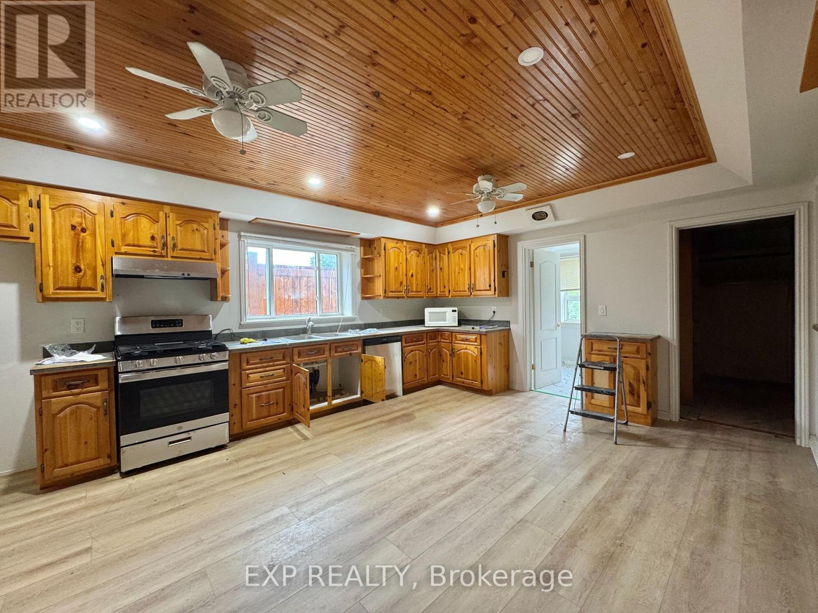 Residential Lease in Clarington (Bowmanville) 3
