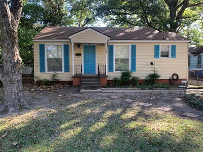 View of front of property featuring a front lawn | Image 1