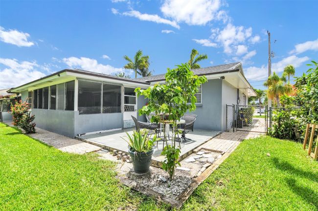 324 Davis Rd, House other with 5 bedrooms, 2 bathrooms and null parking in Palm Springs FL | Image 37