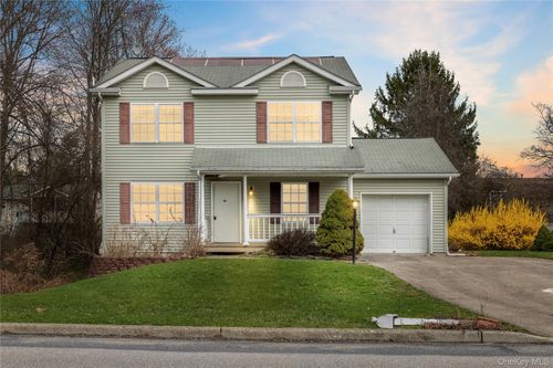 42 Autumn Dr, Poughkeepsie, NY, 12603-5616 | Card Image
