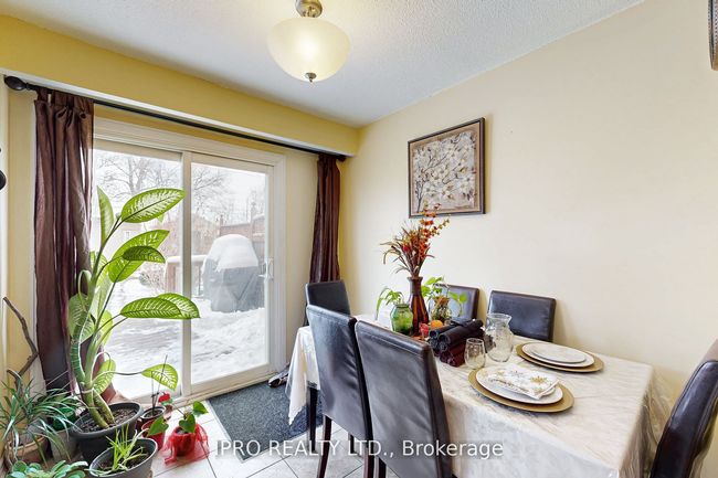 238 Royal Salisbury Way, House attached with 3 bedrooms, 2 bathrooms and 3 parking in Brampton ON | Image 11