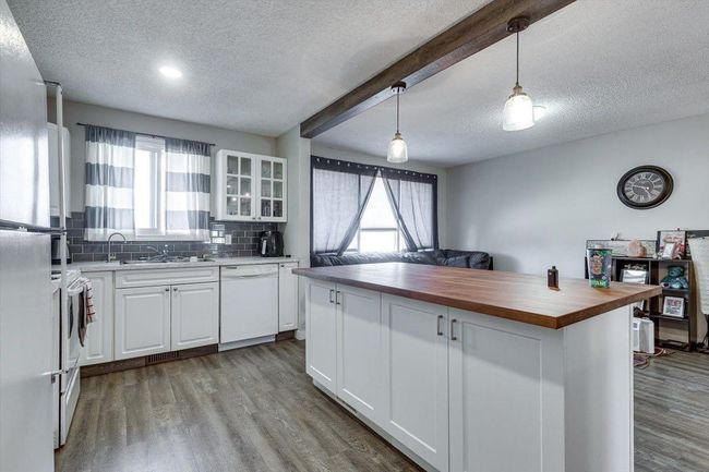 77 Westview Drive, Home with 3 bedrooms, 1 bathrooms and 2 parking in Sylvan Lake AB | Image 6