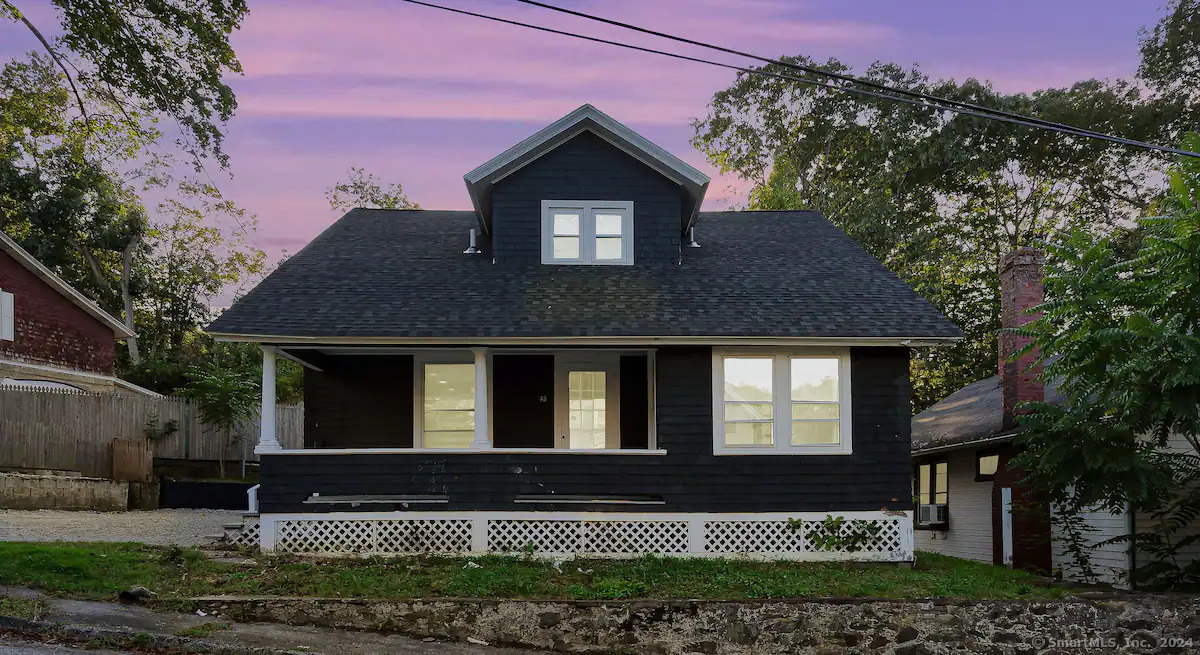 Hedge Ave, Norwich, CT 06360