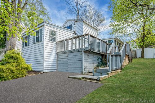 93 Maple Rd, Kings Park, NY, 11754-3127 | Card Image