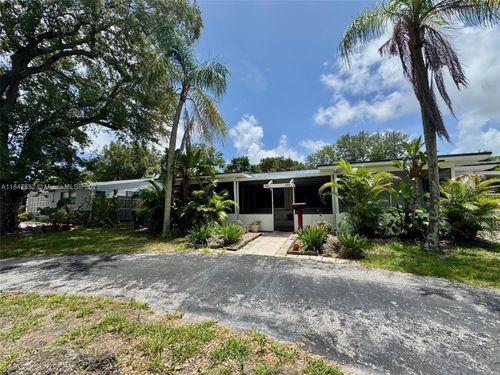 520 Ne 137th St, North Miami, FL, 33161-3749 | Card Image