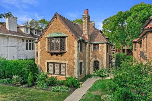 2835 N Lake Dr, Milwaukee, WI, 53211-3401 | Card Image