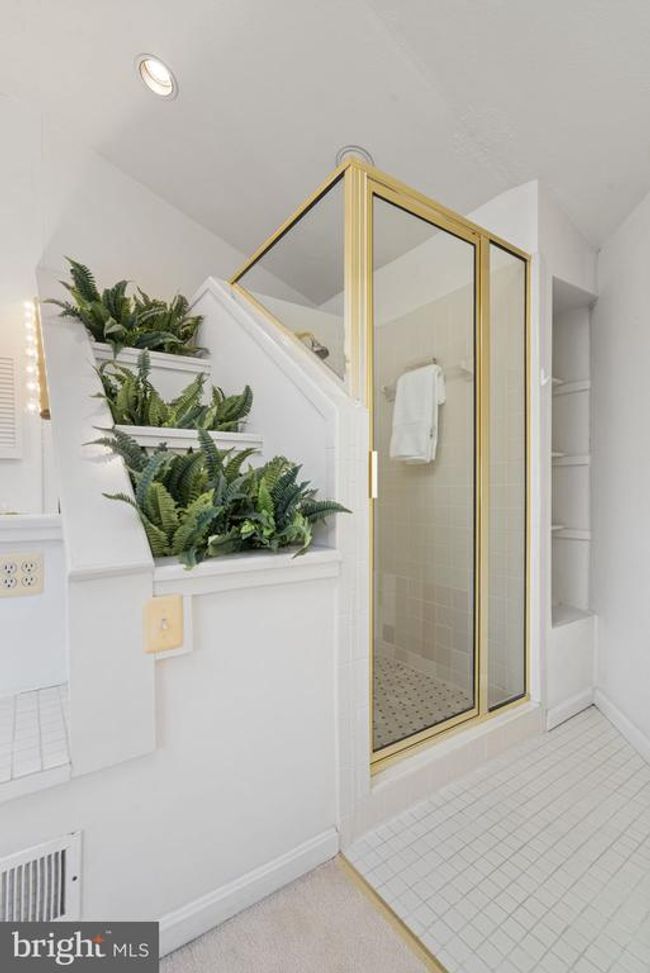 1537 Cedar Ave, Townhouse with 4 bedrooms, 5 bathrooms and null parking in MCLEAN VA | Image 39