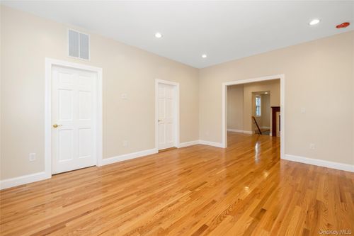 16 Grand Blvd, Scarsdale, NY, 10583-5219 | Card Image