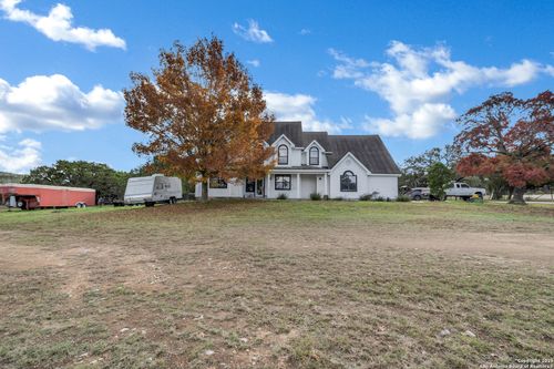 616 Green Oak Dr, Pipe Creek, TX, 78063-5801 | Card Image