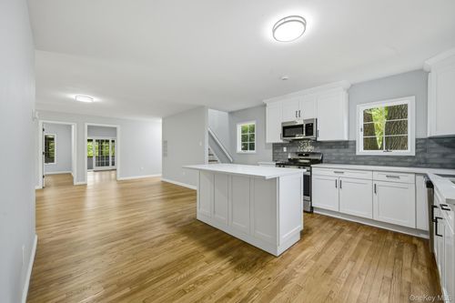 10 Woodland Ln, Huntington, NY, 11743-6715 | Card Image