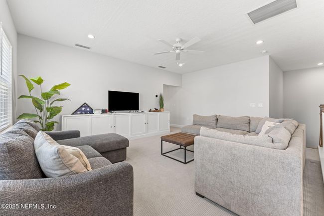 Large upstairs loft | Image 21